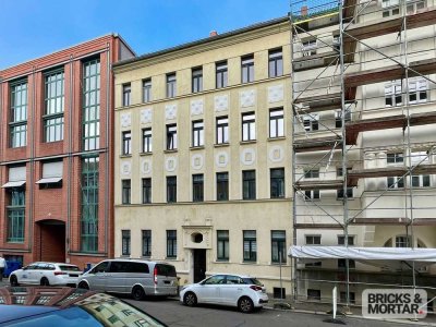 Stilvoll Wohnen mit Altbaucharme: Dreiraumwohnung mit Balkon und moderner Ausstattung