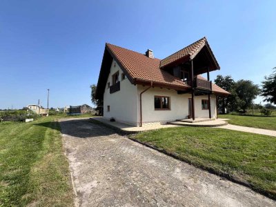 Großgrundbesitz in wunderschöner Alleinlage mit energieeffizient saniertem Einfamilienhaus