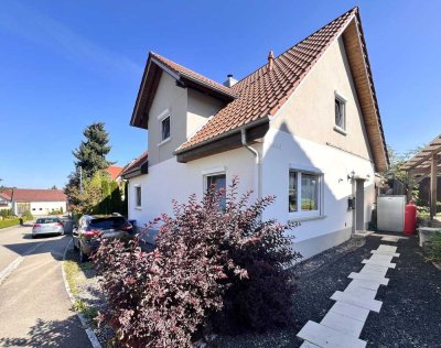 Bezahlbar & charmant! Modernisiertes Einfamilienhaus mit komfortablen Parkmöglichkeiten