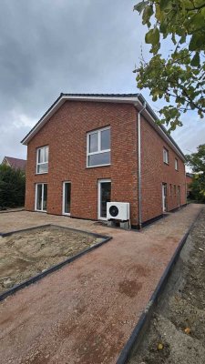 Neubau Doppelhaushälfte mit großem Garten und Blick auf den Wald