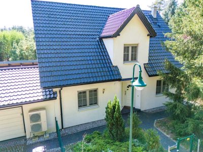 Bezugsfrei, Einfamilienhaus mit Pool und großem Garten.