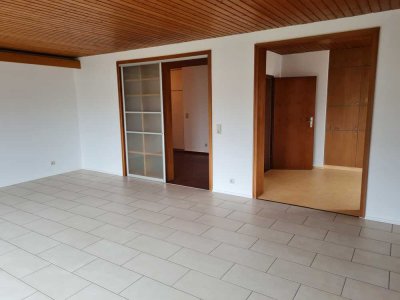 Schöne und gepflegte 4-Raum-Wohnung mit Terrasse