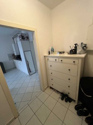 Nachmieter gesucht: Sehr zentrale, teilmöbilierte 1,5 Zimmer Wohnung mit Balkon