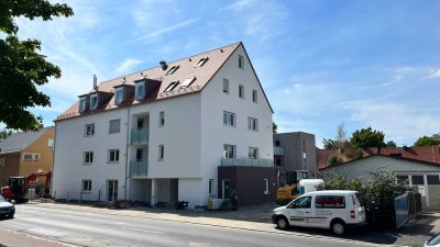 ***2-Zimmer-Wohnung im 1. OG mit Balkon und Dachterrasse***