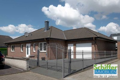 frei stehender Bungalow mit Walmdach und integrierter Garage in Jüchen Otzenrath