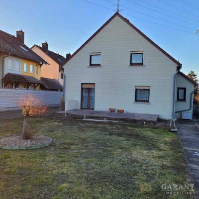 Zweifamilienhaus mit großem Grundstück in Stockstadt am Main