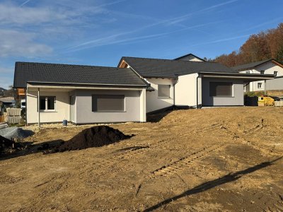 Bungalow-Doppelhaushälfte (104 m²) mit Carport &amp; Eigengarten in Grafendorf b. Hartberg