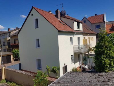 Vollständig renoviertes 9-Zimmer-Haus mit Einbauküche in Ludwigshafen

Provisionsfrei