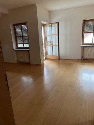 Gepflegte DG-Wohnung mit drei Zimmern sowie Balkon und EBK in Pilsach