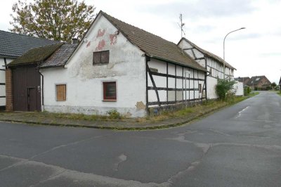 Sanierungsbedürftiges Fachwerkhaus mit Nebengebäuden in Ruhiglage