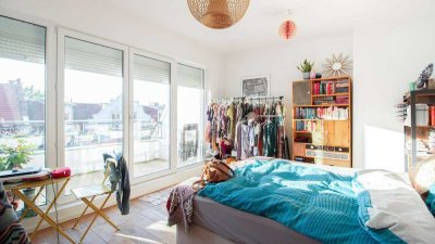 Mitten im Kiez - Geräumige Dachgeschosswohnung mit Sonnenbalkon, großem Bad & Einbauküche