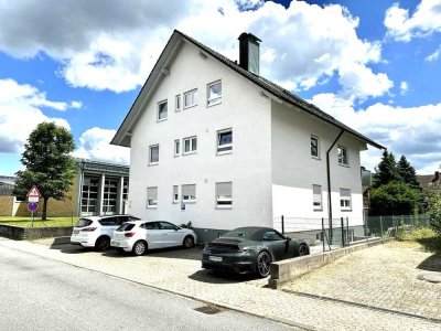 TOPP GEPFLEGTES 4 FAMILIENHAUS MIT 4 BALKONEN / TERRASSEN, 3 EINZELGARAGEN, 5 PKW STELLPLÄTZEN...