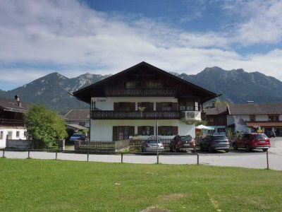 Erstbezug nach Sanierung mit Balkon: Stilvolle 2-Raum-Wohnung in Wallgau