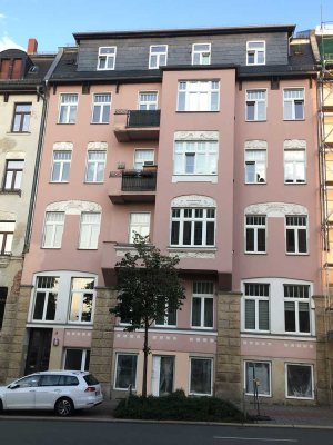 Günstige,sanierte 3-Zimmer-Wohnung mit Große Küche (22m2) und Parkplatz in Zentrum.