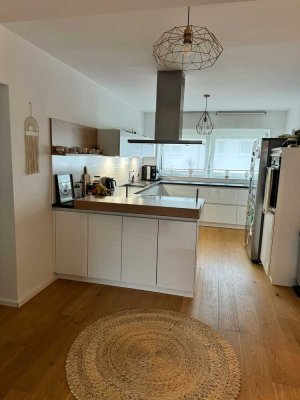 Neuwertige Wohnung mit vier Zimmern sowie Balkon und EBK in Ludwigshafen