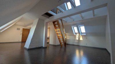 Helle 1,5-Zimmer-Dachgeschosswohnung im Maisonette-Stil