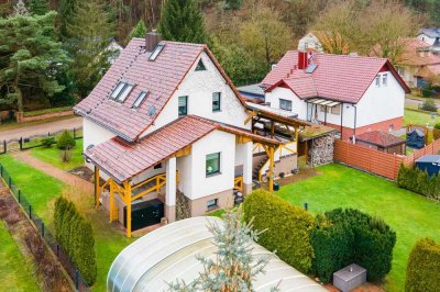 Mit Keller, Einbauküche, Sauna, Pool, Carport usw.: Einfamilienhaus in Woltersdorf am Wald