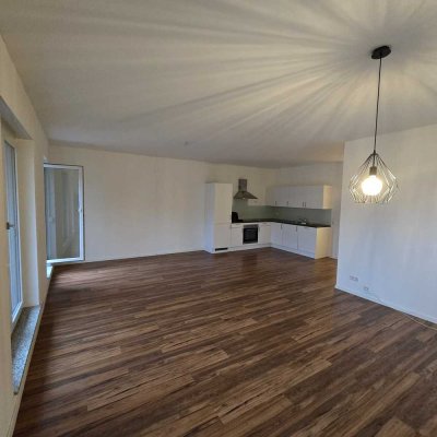 3,5-Zimmer-Wohnung mit Terrasse und TG-Stellplatz - Großzügig, hell und zentral in Leonberg