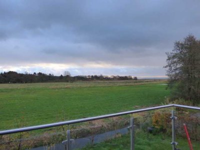 ERDWÄRME-REETHAUS MIT BALKON & BLICK ÜBER DIE FELDER!