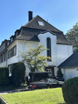 Exclusives 9-Zimmer-Mehrfamilienhaus mit 3 Wohneinheiten und großen eingewachsenen Garten