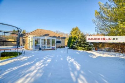 IMMOBERLIN.DE - Attraktiver Bungalow mit Wintergarten & Garage in ländlicher Lage vor den Toren Berl