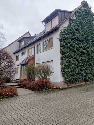 Helle und ruhige 2-Zimmer Wohnung in Nähe zum Kanal. Garage und Balkon vorhanden.