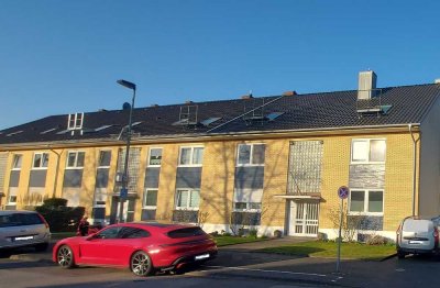 ruhige, lichtdurchflutete Wohnung mit großem Balkon mit Blick in den Garten