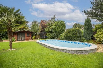 Doppelhaushälfte mit großem Garten, Pool und viel Potenzial – Familienoase mit Urlaubsflair