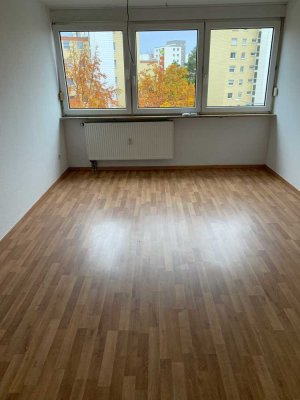 Gepflegte 2-Raum-Wohnung mit Einbauküche in Stein