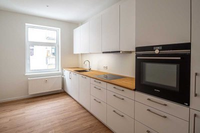 Frisch sanierte Terrassenwohnung im Hinterhaus, mit TOP-EBK und schickem Bad.