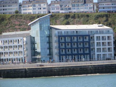 Modernes Apartment mit großem Balkon direkt am Meer