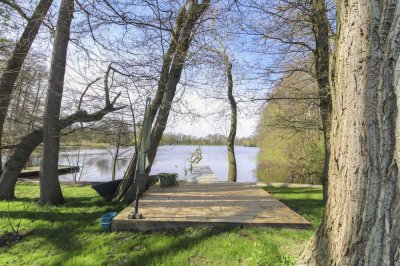 Ein Traum: Gehobenes Einfamilienhaus in exklusiver Lage am See mit eigenem Steg