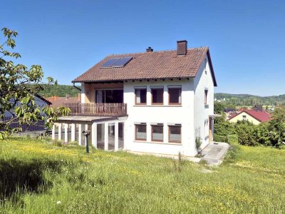 Grandioser Ausblick gefällig? Wohnhaus mit großem Garten und drei Garagen