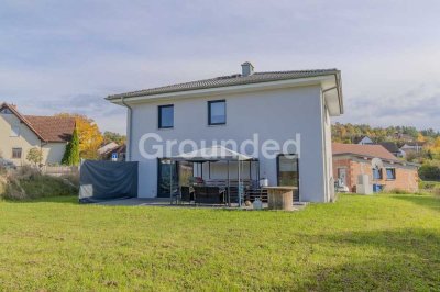 Neuwertiges, energieeffizientes Einfamilienhaus mit Garten und Garage in Oberaurach