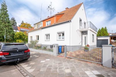 Hier begegnen Sie Ihrem neuen Zuhause!  Renovierte DHH mit Garten, Garage & Hof in ruhiger Lage