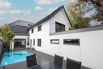 Teilsaniertes Einfamilienhaus mit Neubau-Anbau, Pool, Sauna, PV-Speicher, Garage und Luxus-Küche