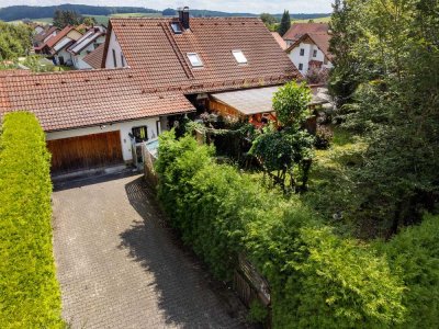 Sofort beziehbar: Geräumiges Wohnhaus mit 3 Wohneinheiten in ruhiger Wohnlage von Markt Wald!