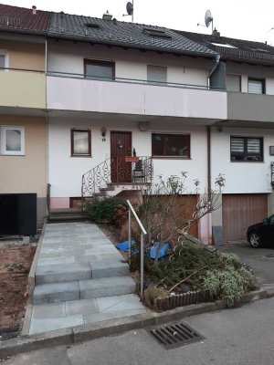 Familie und Haustiere willkommen, gepflegtes 7-Raum-Reihenhaus mit EBK in Schorndorf