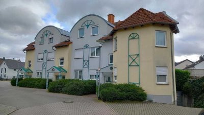 Sommerspecial! Festpreis inkl. EBK, und 2x TG-Plätzen! Gemütliche 4-Zi.-Maisonette-WE mit Balkon!