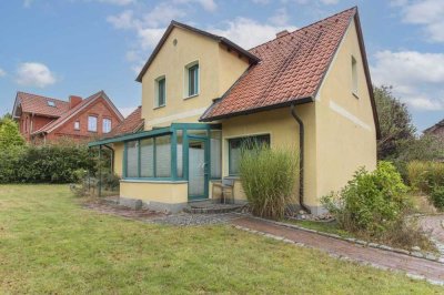 Exklusives Zuhause mit Top-Architektur sowie Garten, Terrasse und Carport