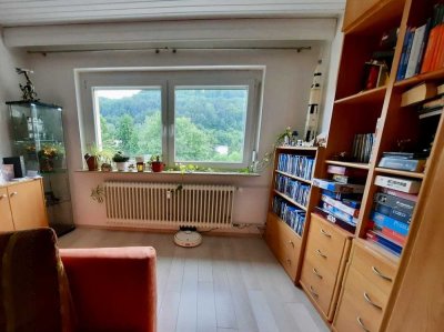 Modernisierte Wohnung mit viereinhalb Zimmern sowie Balkon und Schreiner-Küche in Aalen-Unterkochen