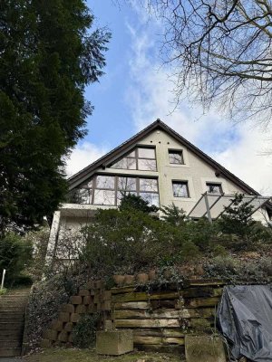 Großzügiges Haus mit eigener Wohnung, Wintergarten, Garage, Teich und Terrasse