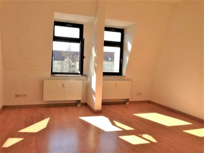 SCHICKE EBK, BALKON, TAGESLICHTBAD MIT WANNE Moderne 3- Raum mit schickem Laminat