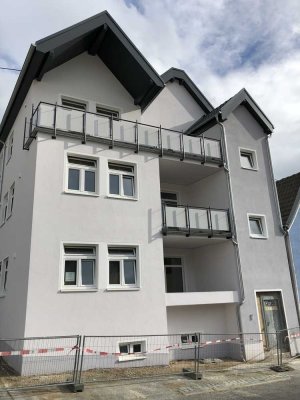 Schöne und neuwertige 2-Zimmer-Hochparterre-Wohnung mit geh. Innenausstattung mit Balkon