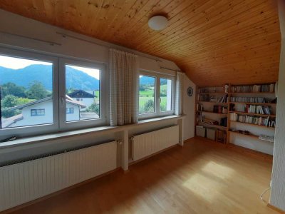 Ansprechende 2-Zimmer-Dachgeschosswohnung mit Einbauküche in Ruhpolding