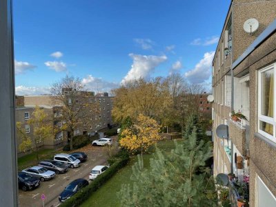 Freiwerdende großzügige und gemütlich: 3-Zimmerwohnung mit Loggia und Keller in Neuss-Norf