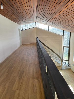 Sehr schöne und große Galerie-Wohnung mit sehr hohen Decken und ausgefallenen Fenstern