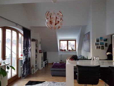 3-Raum-Dachgeschosswohnung mit Balkon und EBK in München Aubing