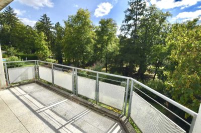 Lichtdurchflutete Wohnung mit großem Balkon und Blick ins Grüne, in zentraler Lage von Esslingen