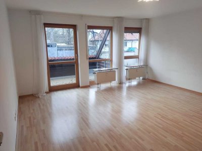 Reserviert!  Helle und ruhige 2-Zimmer Wohnung in Nähe zum Kanal. Garage und Balkon vorhanden.